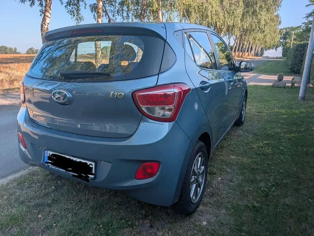 Gebraucht Hyundai i10 67 PS (49 kW) 2016 Blau Kleinwagen