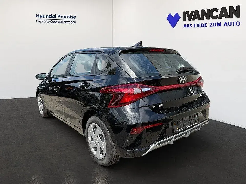 Gebraucht Hyundai i20 Select 101 PS (74 kW) 2025 Schwarz Kleinwagen