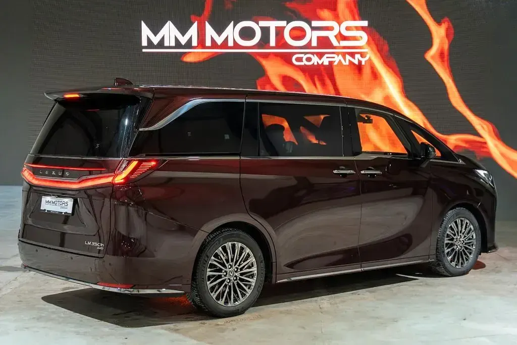 Gebraucht Lexus LM350h 250 PS (183 kW) 2025 Rot Van / Kleinbus