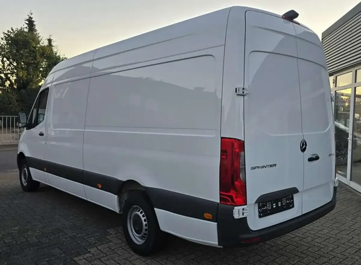 Używany Mercedes Sprinter 170 KM (125 kW) 2023 Biały Van