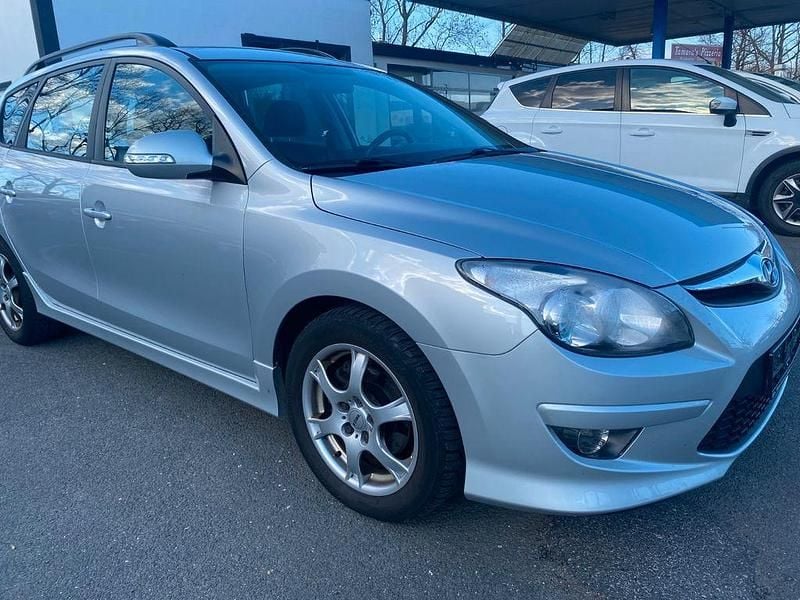 Gebraucht Hyundai i30 128 PS (94 kW) 2012 Silber Kombi