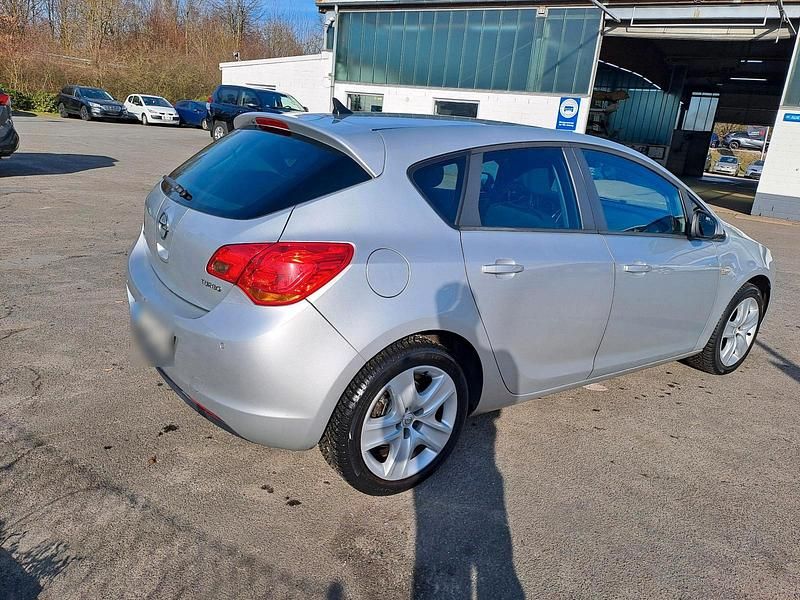 Gebraucht Opel Astra 140 PS (102 kW) 2011 Silber Kleinwagen