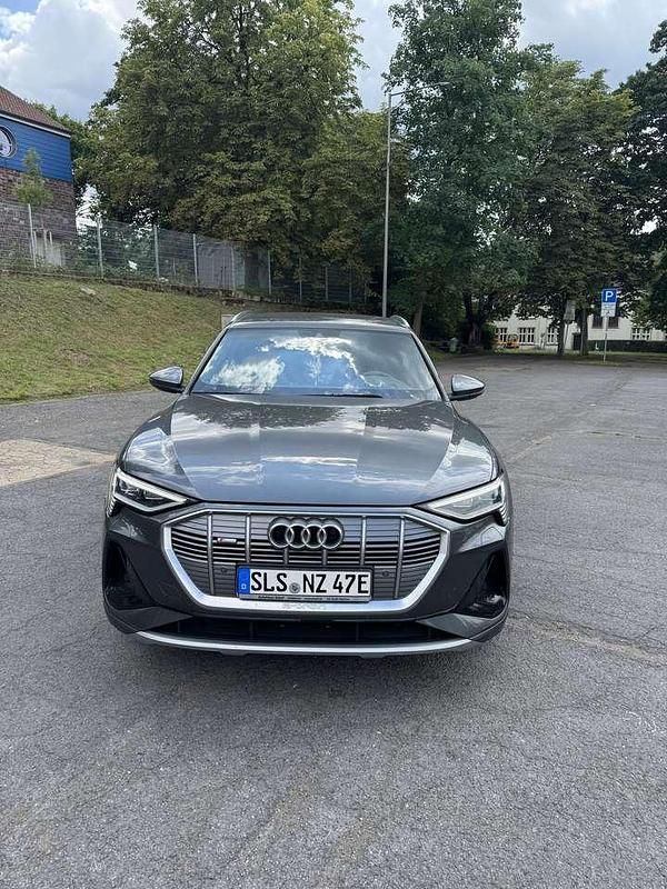 Grau Gebraucht 2020 Audi e-tron Sportback S-Line SUV | 33.000 € (Fairer Preis) - Bild 1/4