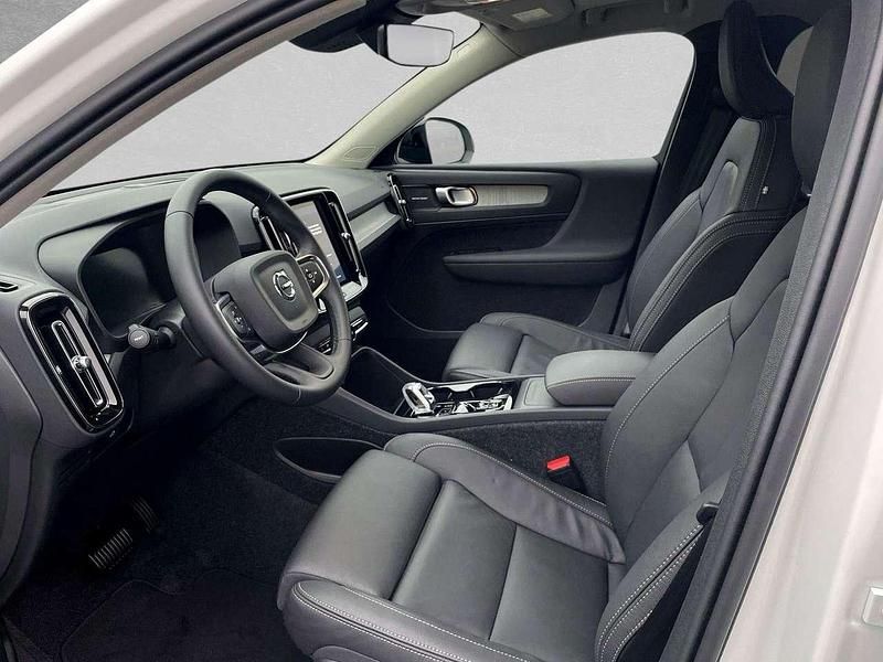Gebraucht Volvo XC40 Plus 197 PS (144 kW) 2025 Crystal weiß perleffekt SUV