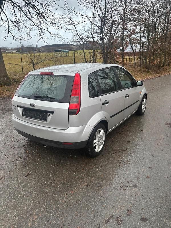 Gebraucht Ford Fiesta 60 PS (44 kW) 2004 Silber Kleinwagen