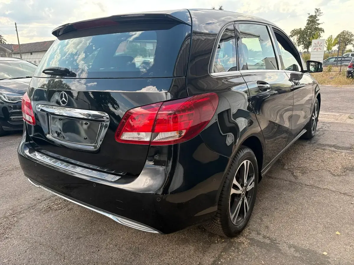 Gebraucht Mercedes B180 122 PS (89 kW) 2018 Schwarz Kleinwagen