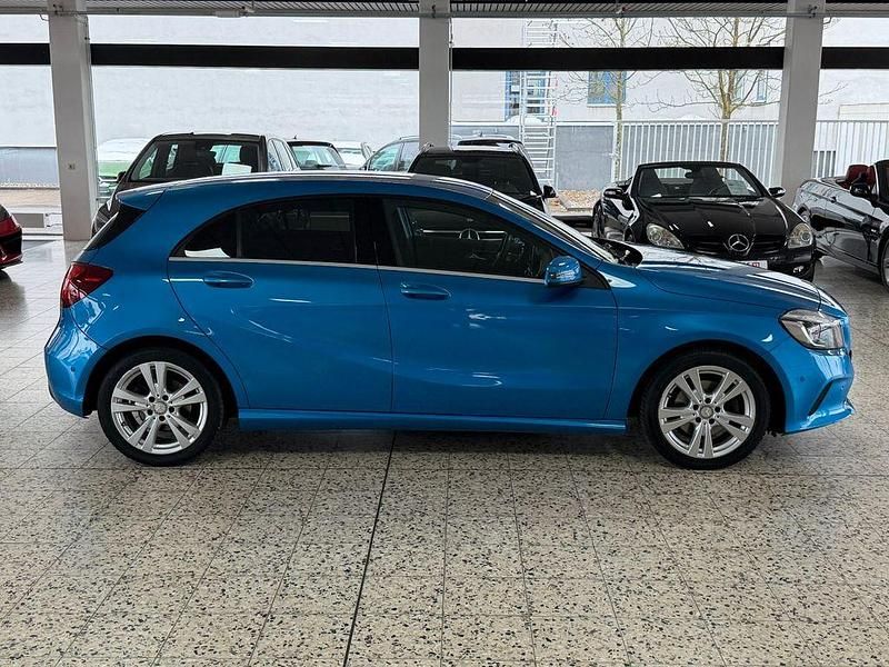 Gebraucht Mercedes A180 Sport 122 PS (89 kW) 2016 Blau Limousine