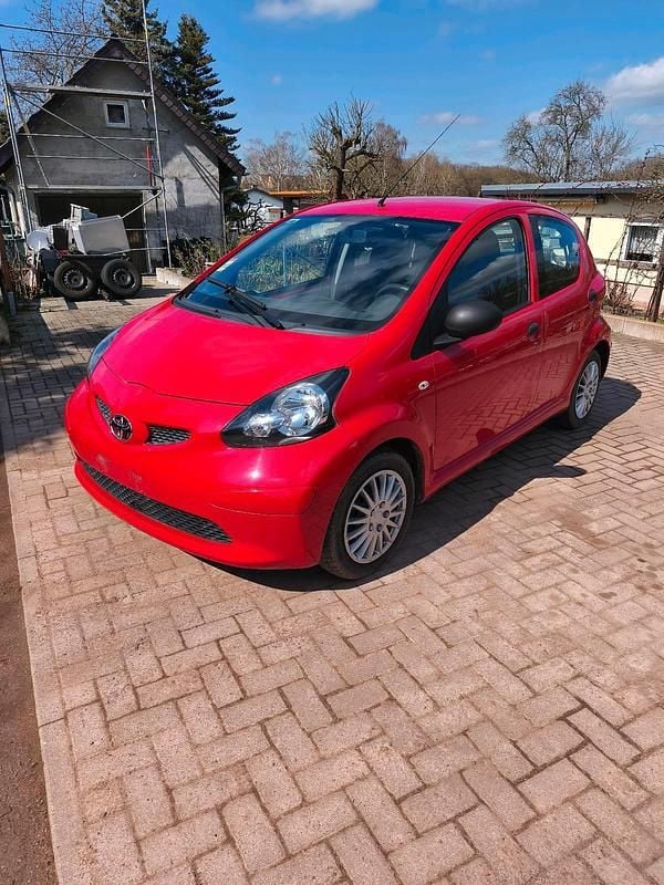 Gebraucht Toyota Aygo 67 PS (49 kW) 2006 Rot Kleinwagen