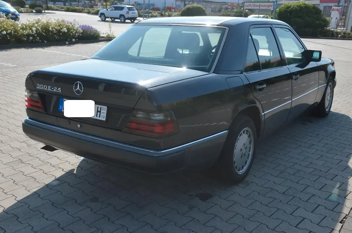 Używany Mercedes E300 220 KM (161 kW) 1990 Czarny Sedan/Limuzyna