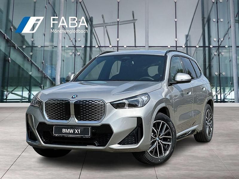 Grau Neu 2025 BMW iX1 M Sport SUV | 61.149 € - Bild 1/4
