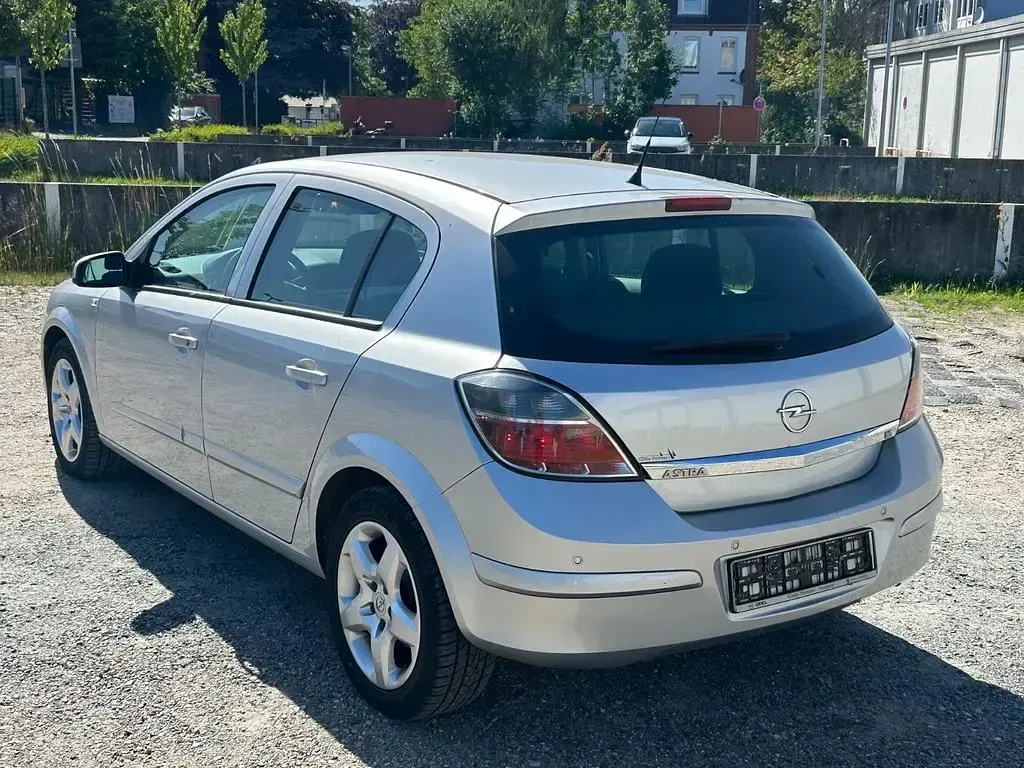 Gebraucht Opel Astra Innovation 116 PS (85 kW) 2008 Silber Limousine