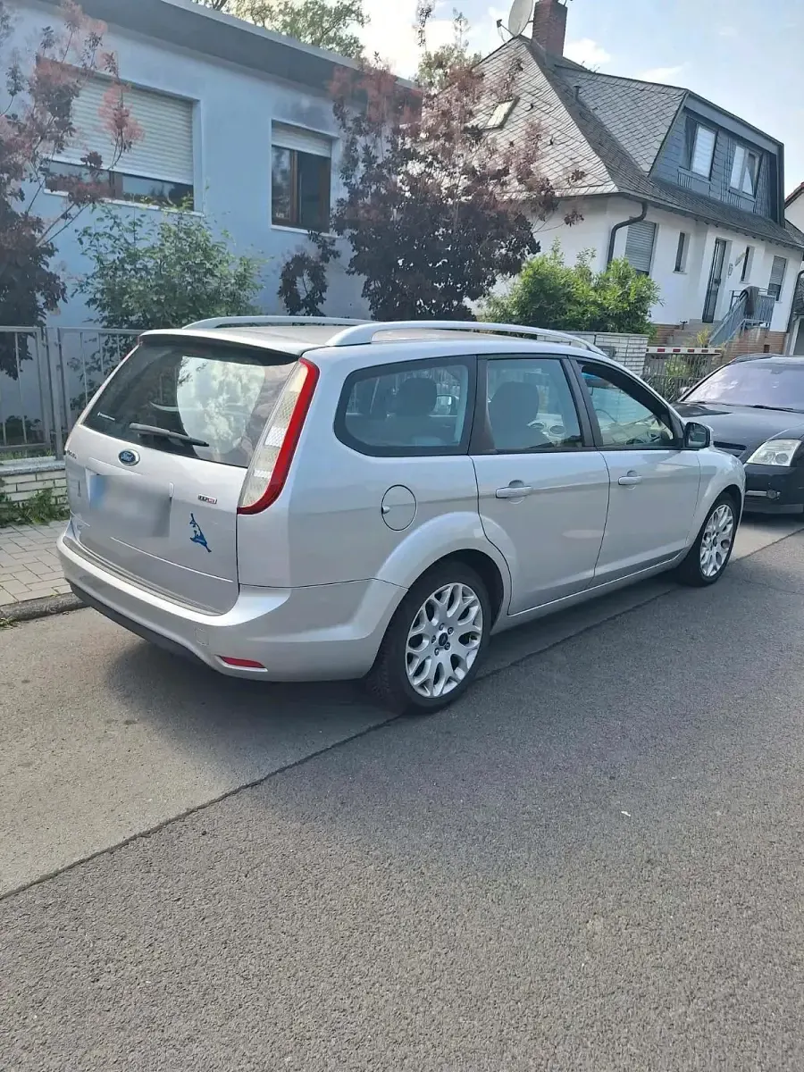 Gebraucht Ford Focus 109 PS (80 kW) 2010 Grau Kombi