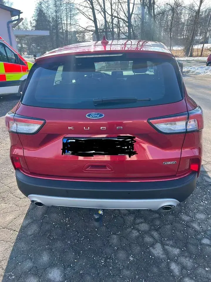 Gebraucht Ford Kuga 152 PS (111 kW) 2022 Rot SUV