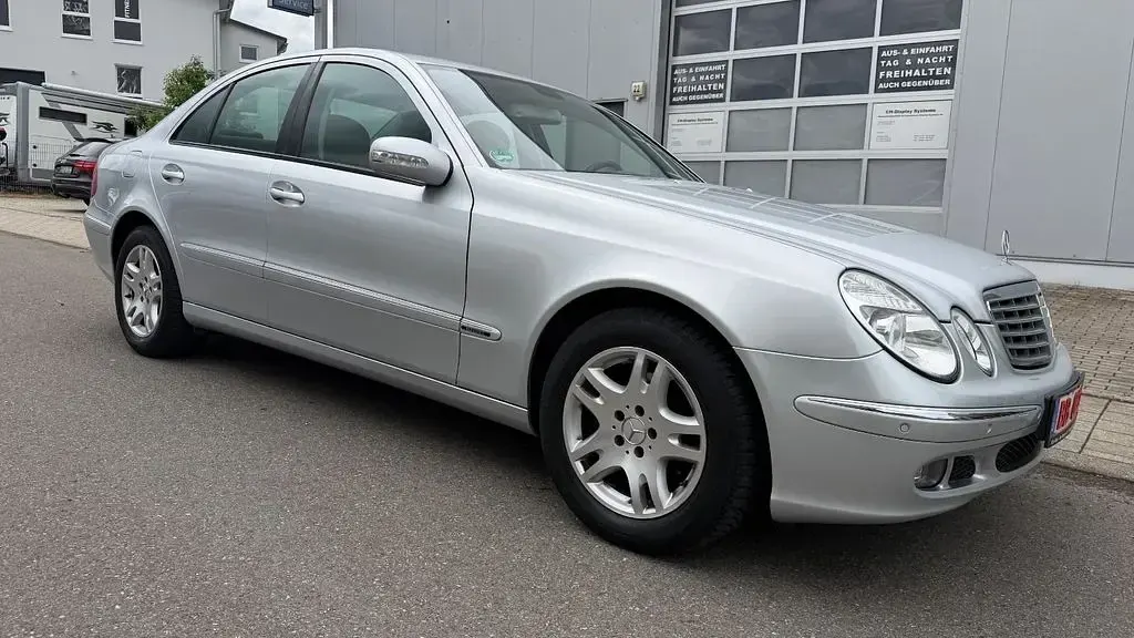 Używany Mercedes E280 231 KM (169 kW) 2005 Srebrny Sedan/Limuzyna