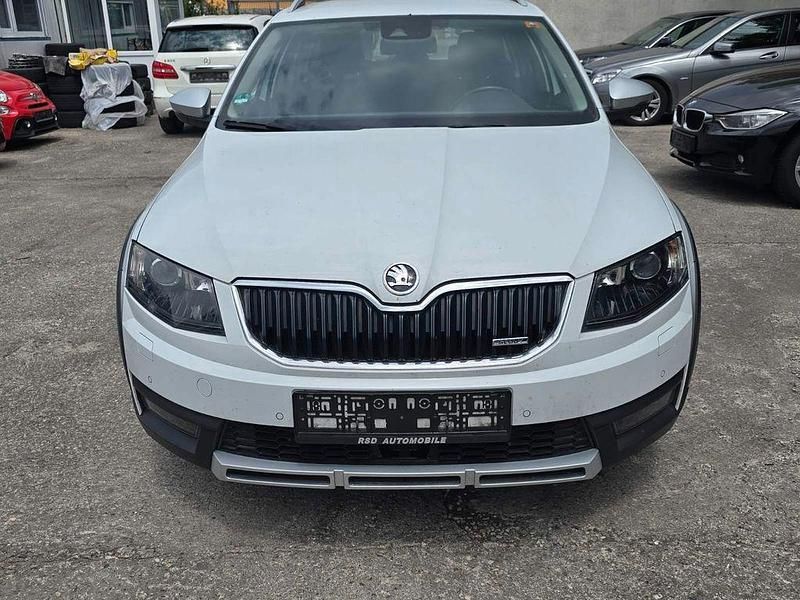 Weiß Gebraucht 2016 Skoda Octavia Scout 4x4 Kombi | 8.800 € - Bild 1/4