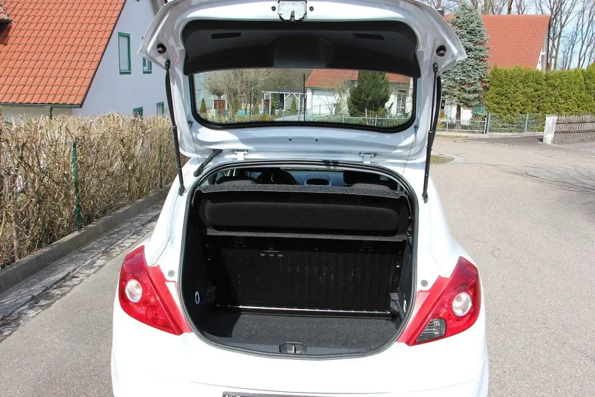 Gebraucht Opel Corsa 69 PS (50 kW) 2014 Weiß Kleinwagen