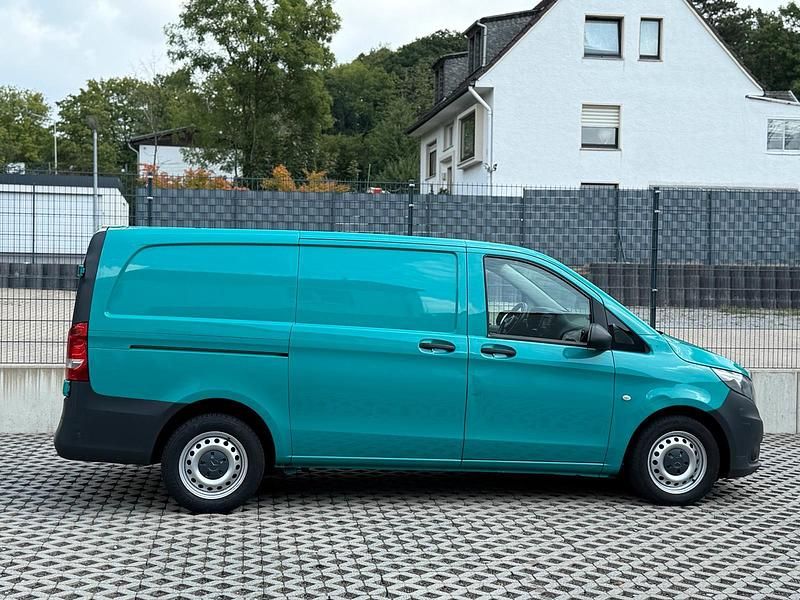 Grün Gebraucht 2015 Mercedes Vito Van / Kleinbus | 10.999 € - Bild 1/4