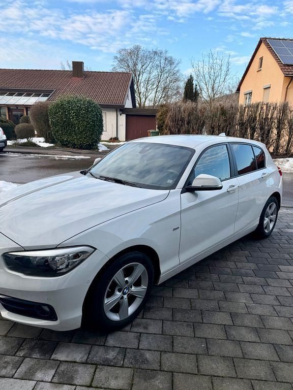 Weiß Gebraucht 2016 BMW 116 Sport Line Kleinwagen | 12.900 € - Bild 1/4