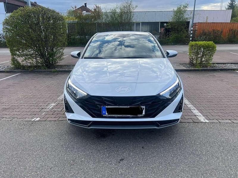 Weiß Gebraucht 2023 Hyundai i20 Prime Limousine | 19.599 € (Fairer Preis) - Bild 1/4