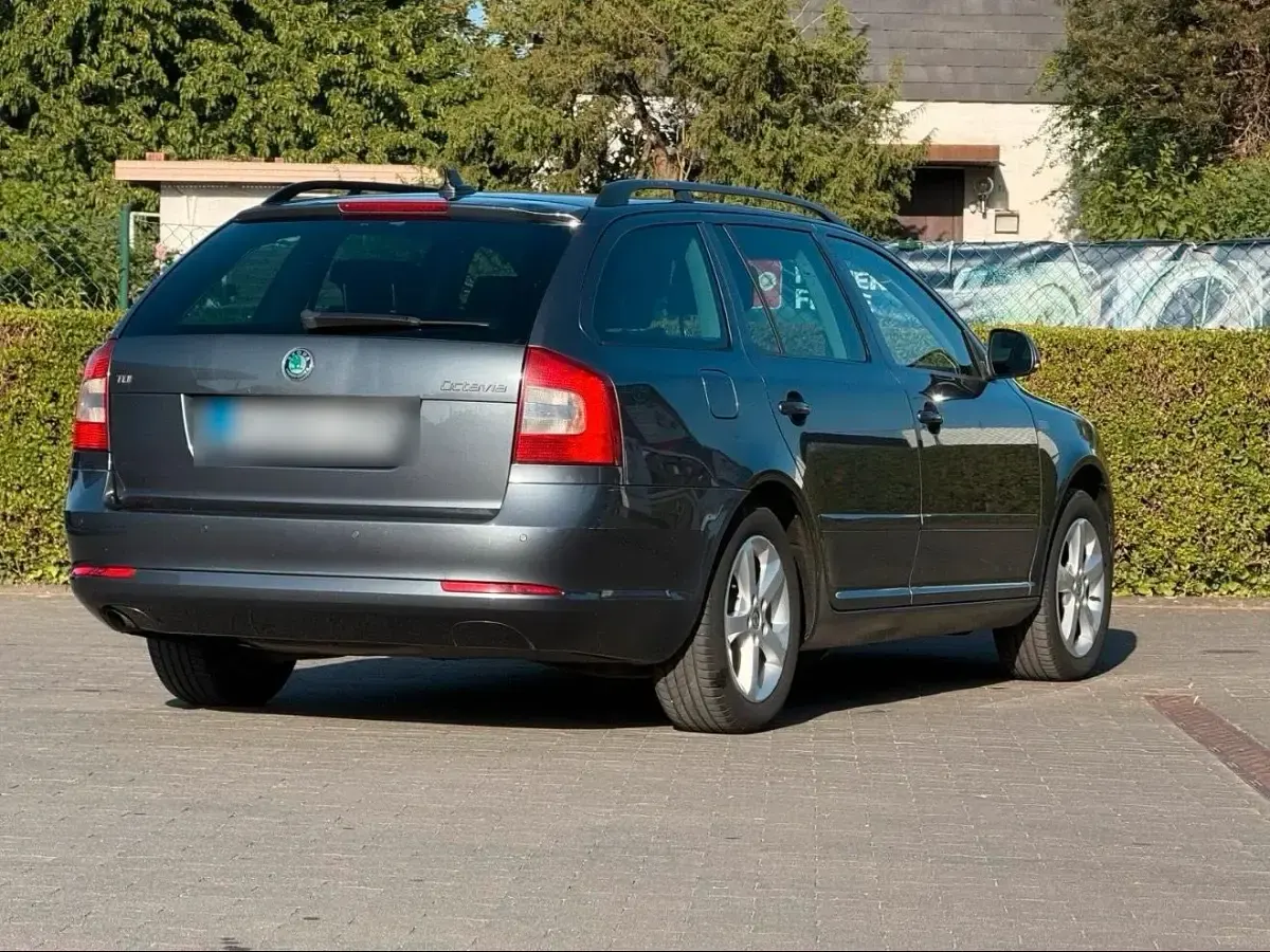 Gebraucht Skoda Octavia 140 PS (102 kW) 2012 Grau Kombi