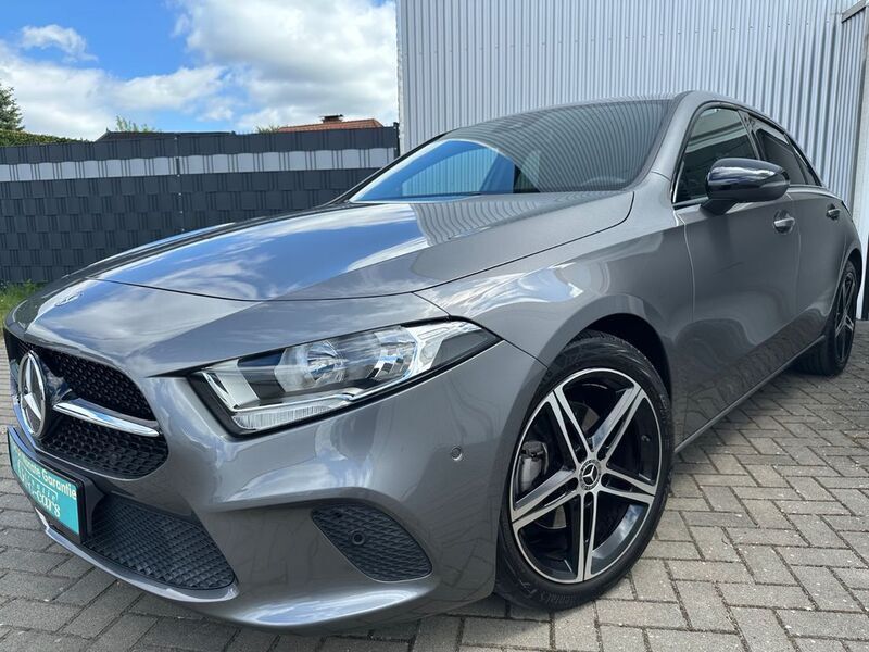 Grau Gebraucht 2020 Mercedes A200 Night Limousine | 21.900 € (Superpreis) - Bild 1/4