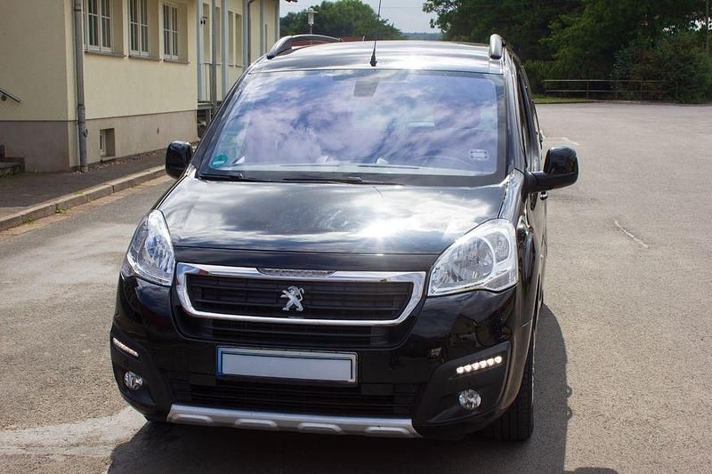Schwarz Gebraucht 2017 Peugeot Partner Tepee Allure Van / Kleinbus | 12.650 € (Fairer Preis) - Bild 1/4