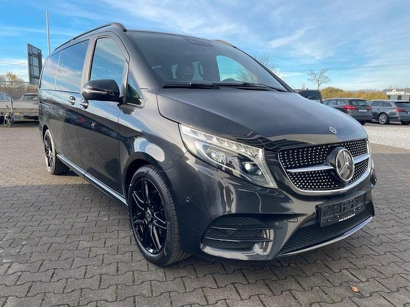 Graphitgrau metallic dunkel Gebraucht 2022 Mercedes V250 AMG Van / Kleinbus | 46.999 € (Superpreis) - Bild 1/4