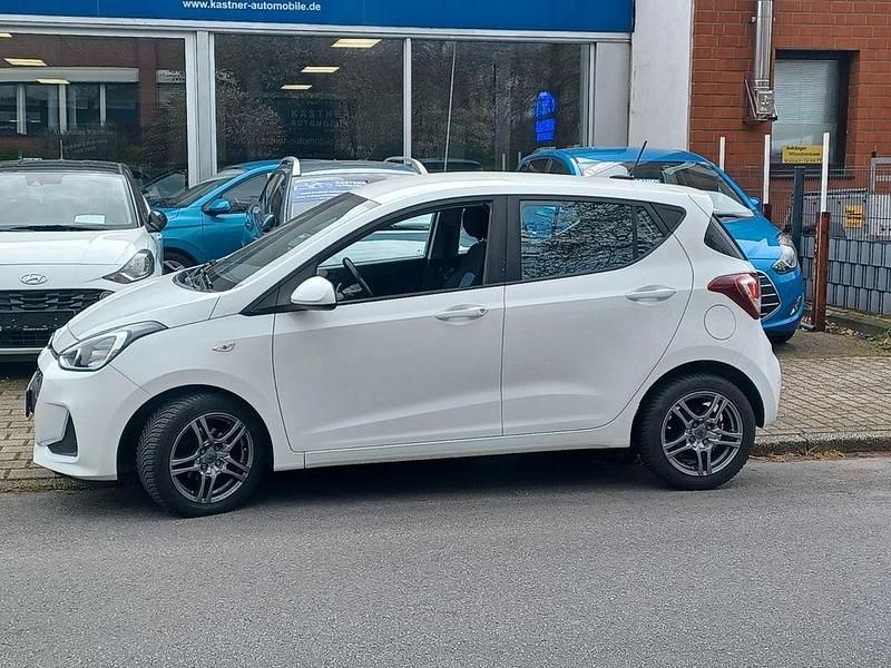 Gebraucht Hyundai i10 67 PS (49 kW) 2017 Weiß Kleinwagen