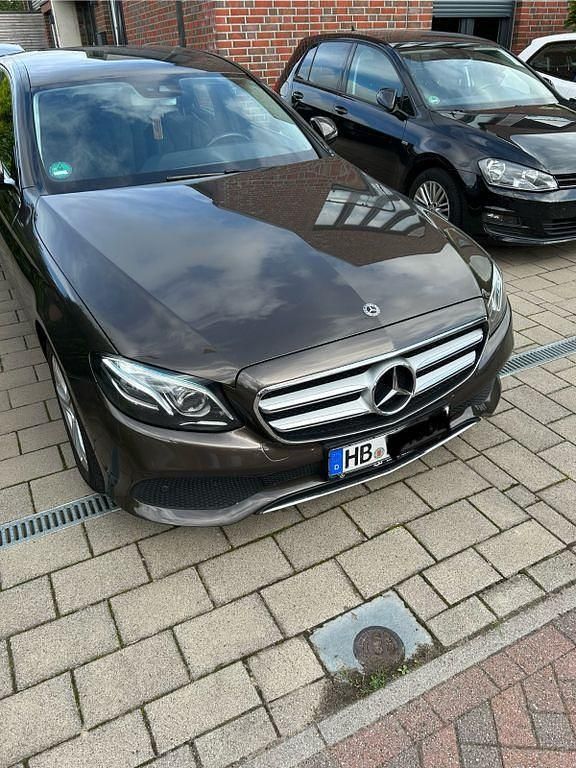 Braun Gebraucht 2017 Mercedes E220 Limousine | 20.500 € (Superpreis) - Bild 1/4