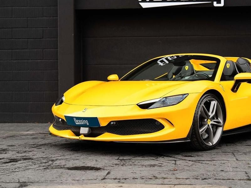 Second-hand Ferrari 296 829 CP (609 kW) 2024 Galben Cabrio