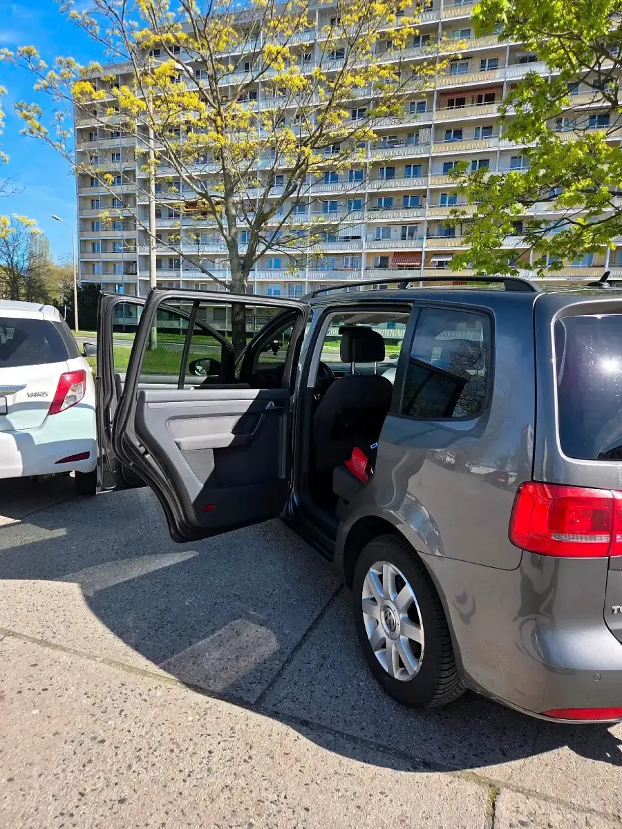 Gebraucht VW Touran Comfortline 140 PS (102 kW) 2014 Grau Van / Kleinbus