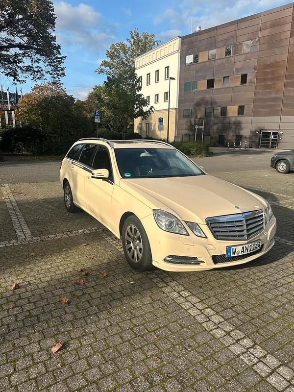Gelb Gebraucht 2012 Mercedes E200 Kombi | 4.600 € - Bild 1/4