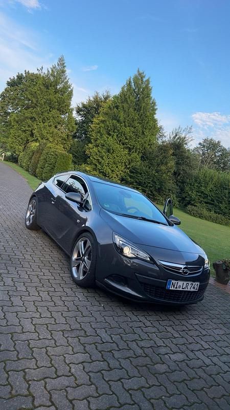 Grau Gebraucht 2013 Opel Astra GTC Coupé | 6.990 € (Fairer Preis) - Bild 1/4