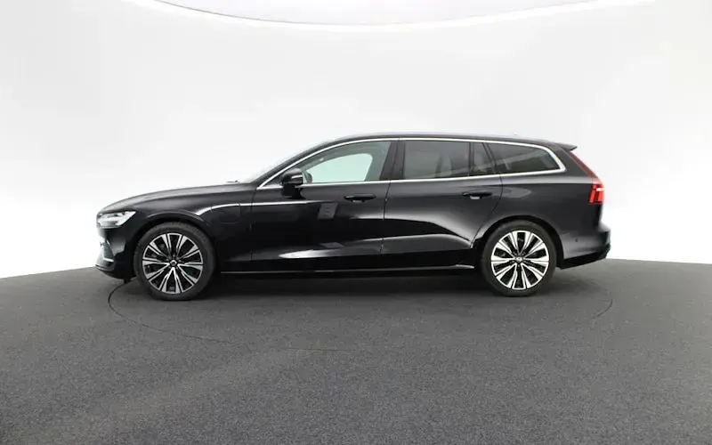 Używany Volvo V60 Plus 455 KM (334 kW) 2023 Czarny Kombi