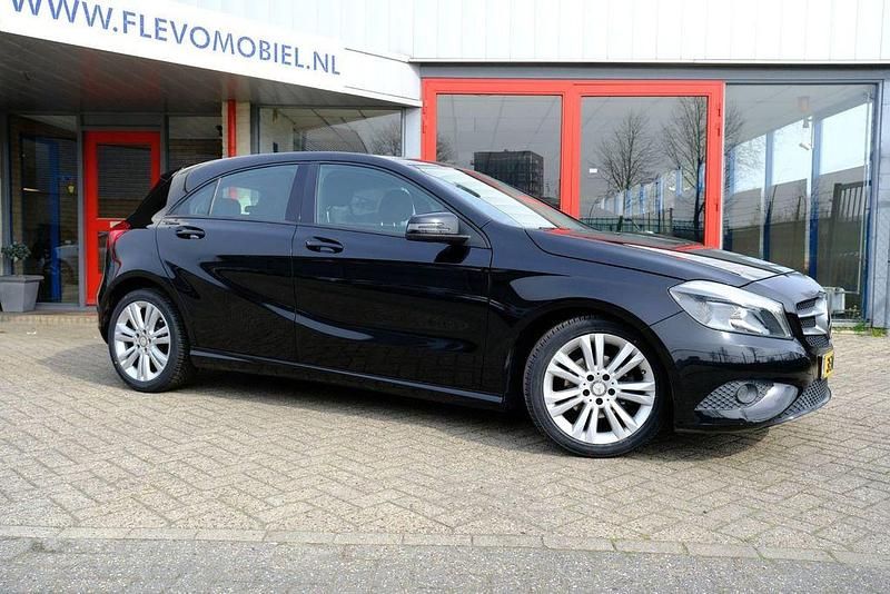 Gebraucht Mercedes A180 122 PS (89 kW) 2015 Schwarz Limousine