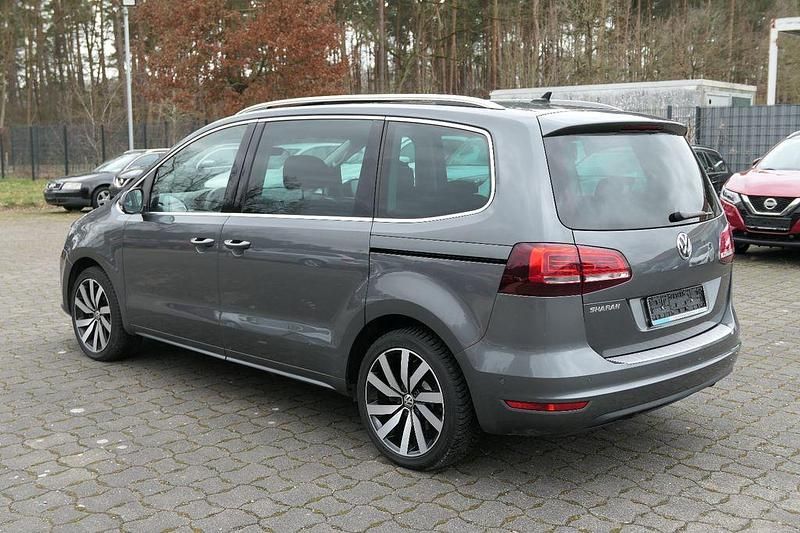 Gebraucht VW Sharan Highline 150 PS (110 kW) 2021 Grau Van / Kleinbus