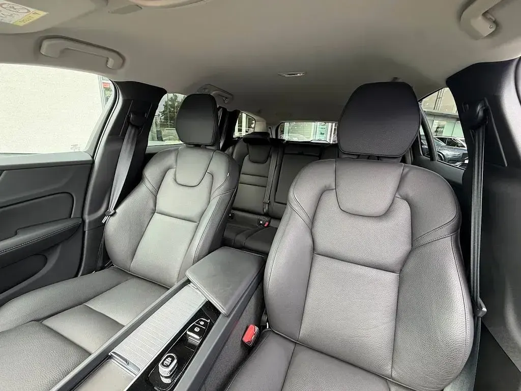 Gebraucht Volvo V60 Plus 197 PS (144 kW) 2025 Schwarz Kombi