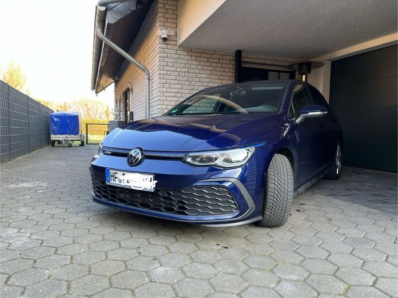Blau Gebraucht 2021 VW Golf VIII GTE Limousine | 23.499 € (Guter Preis) - Bild 1/4