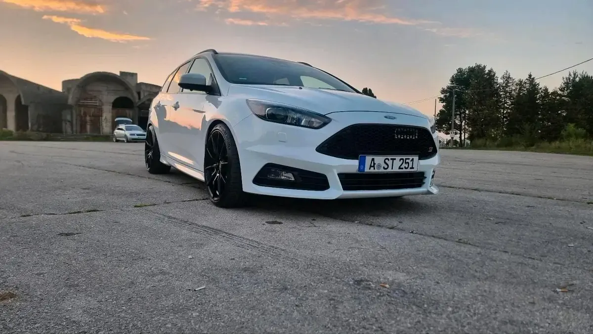 Gebraucht Ford Focus ST 250 PS (183 kW) 2018 Weiß Kombi