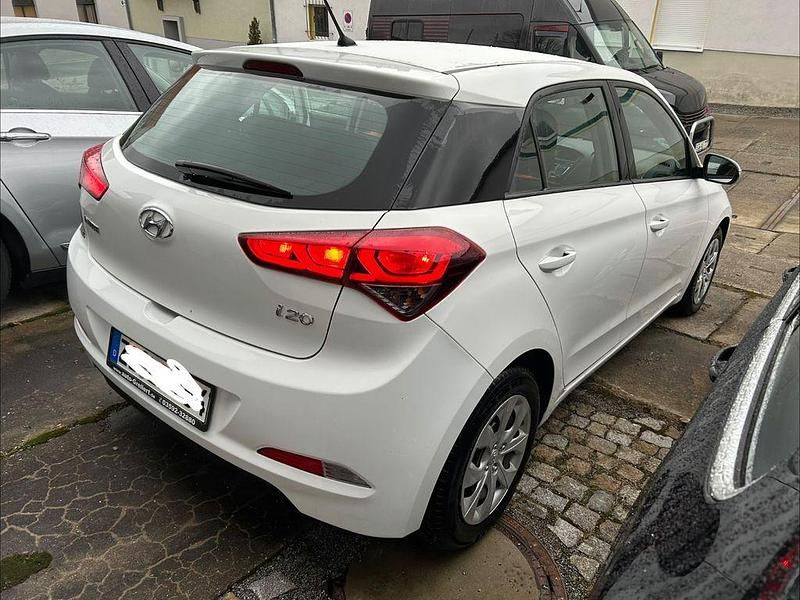 Gebraucht Hyundai i20 90 PS (66 kW) 2017 Weiß Limousine