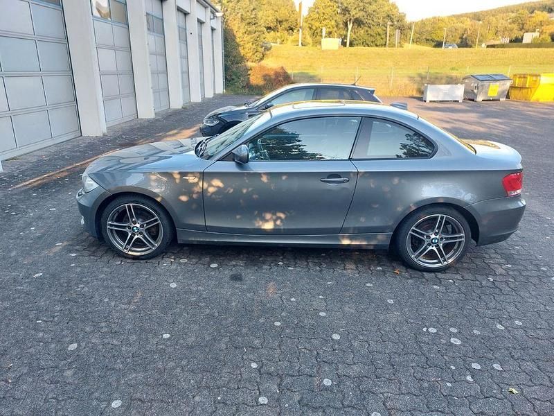 Grau Gebraucht 2010 BMW 120 Sport Line Kleinwagen | 6.499 € (Teuer) - Bild 1/4