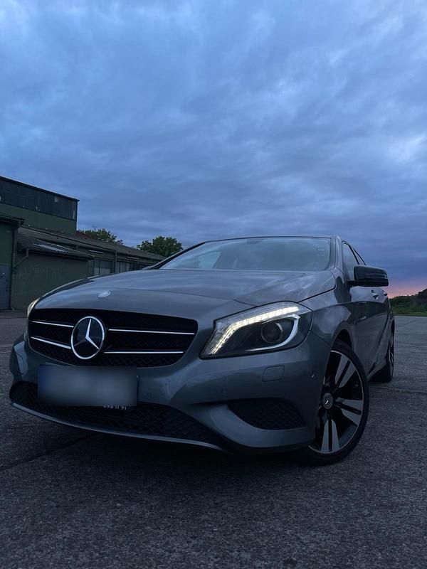 Grau Gebraucht 2012 Mercedes A200 Limousine | 10.000 € (Fairer Preis) - Bild 1/4