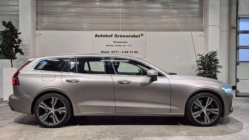 Pebble grey / metallic Gebraucht 2018 Volvo V60 Inscription Kombi | 21.500 € (Fairer Preis) - Bild 1/4