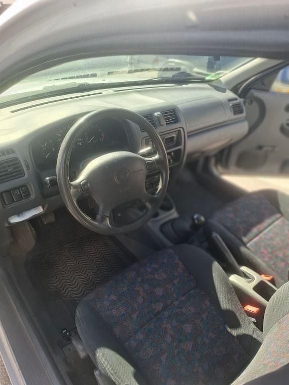 Second-hand Mazda 323 73 CP (53 kW) 1999 Argintiu Berlinǎ