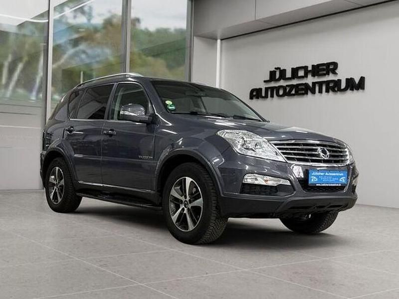 Grau Gebraucht 2016 Ssangyong (KGM) Rexton SUV | 11.490 € (Guter Preis) - Bild 1/4
