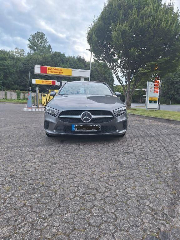 Grau Gebraucht 2019 Mercedes A200 Limousine | 22.000 € (Etwas zu teuer) - Bild 1/4
