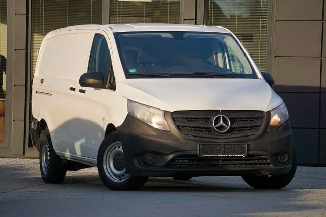Arktikweiß Gebraucht 2018 Mercedes Vito Van / Kleinbus | 11.990 € (Guter Preis) - Bild 1/4