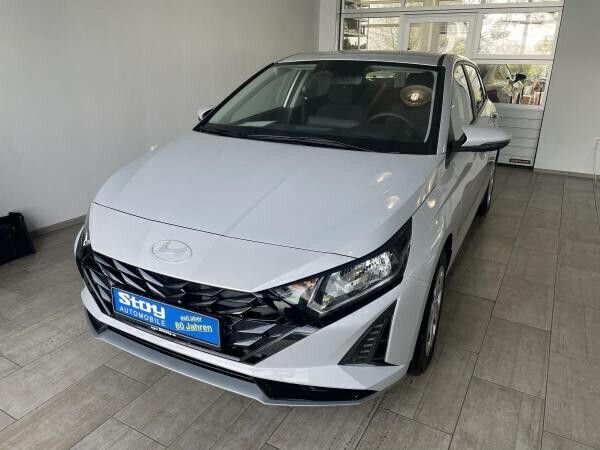 Grau (grau lumen grau) Neu 2024 Hyundai i20 Limousine | 17.990 € (Superpreis) - Bild 1/4