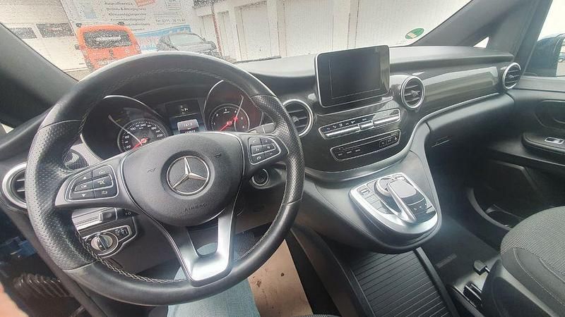 Gebraucht Mercedes V220 Edition 163 PS (119 kW) 2017 Blau Van / Kleinbus