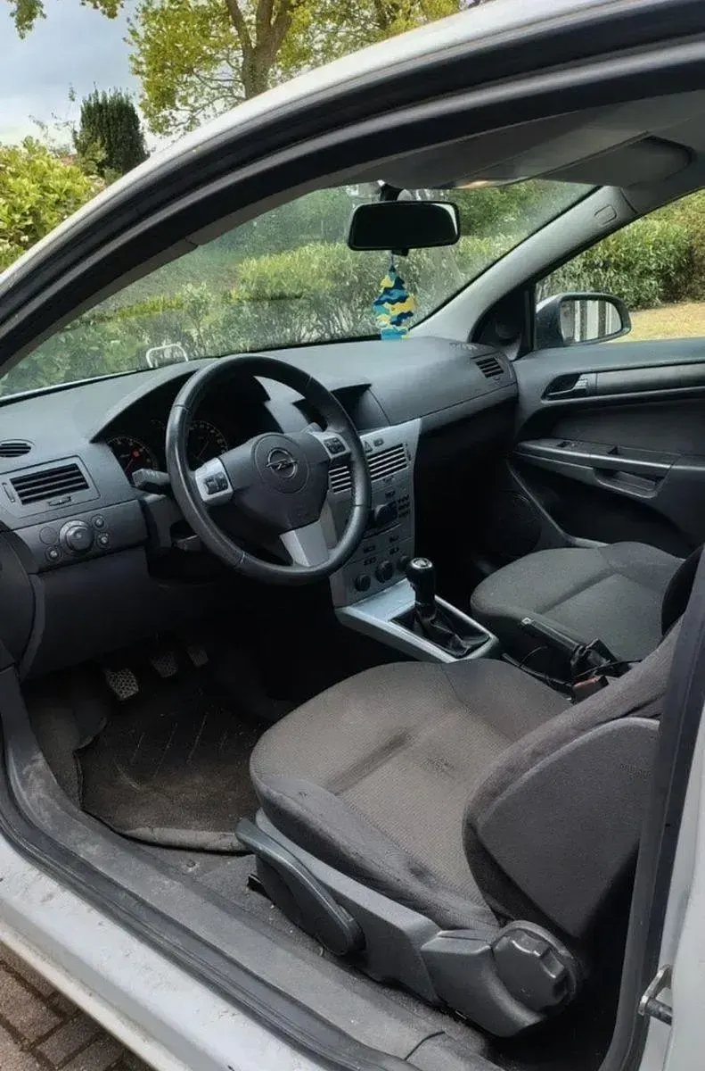 Gebraucht Opel Astra GTC Selection 90 PS (66 kW) 2009 Weiß Limousine